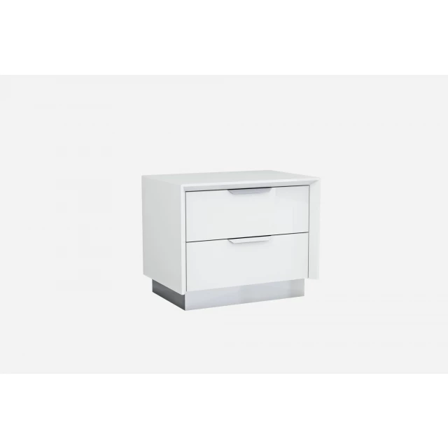 White drawers nightstand with natural material and aluminium accents