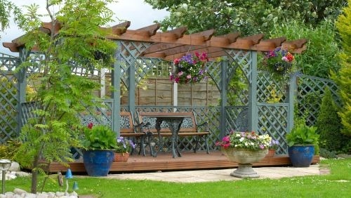 Attractive and Affordable Ways to Use Wood Lattice in Your Yard Design