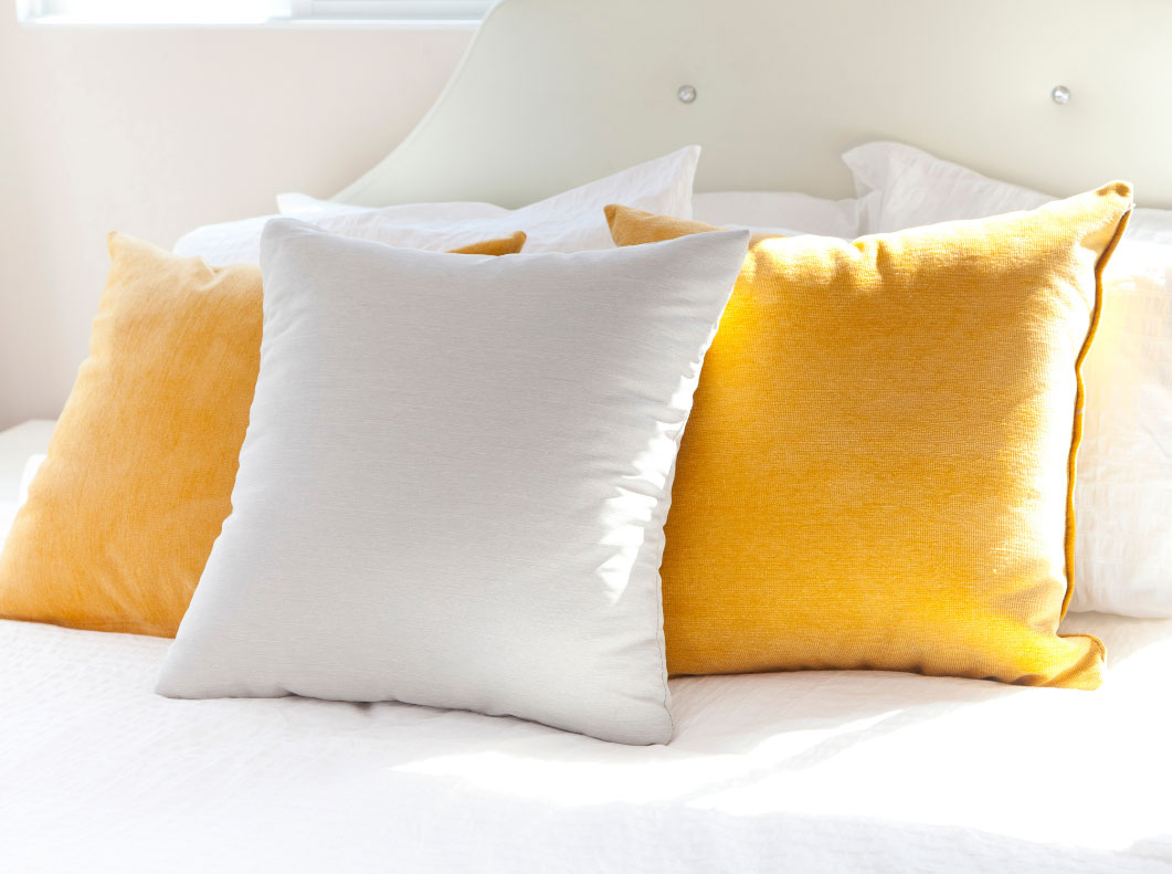 https://housetipster.com/media/wysiwyg/white-and-yellow-pillows-on-bed-01.jpg